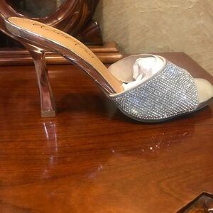 Wild Pair Hill pump sandals size 7